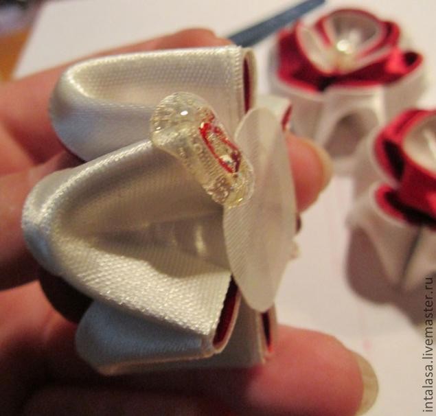 Сборка объемного букета в технике канзаши