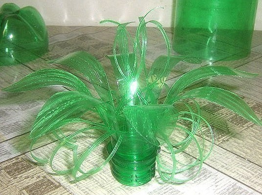 Цветок из пластиковой бутылки для дачного декора