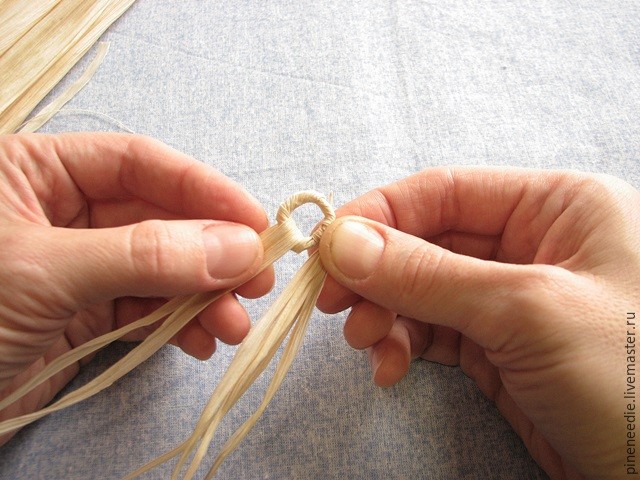 Плетем подставку под горячее из кукурузных листьев: часть 2