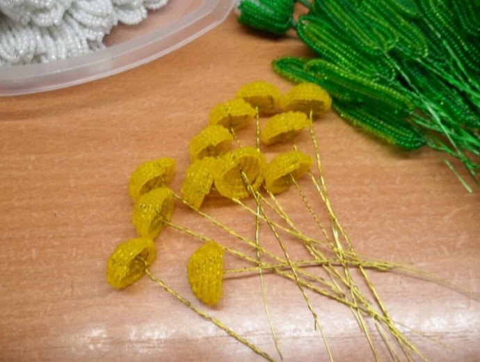 Ромашки из бисера и рубки