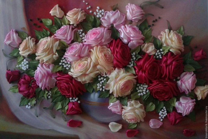 Роскошные розы вышитые лентами