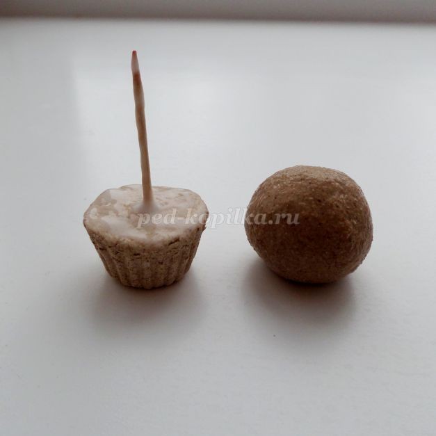 Ёлочная игрушка "Корзинка с цветами из опилок": часть 1