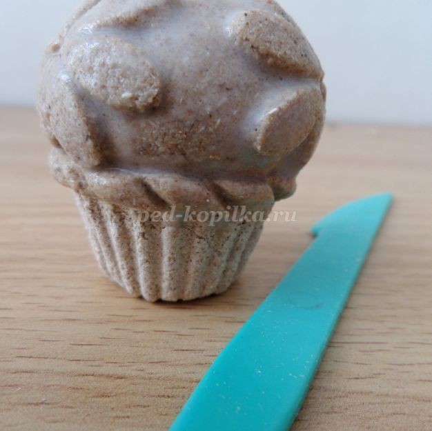 Ёлочная игрушка "Корзинка с цветами из опилок": часть 2