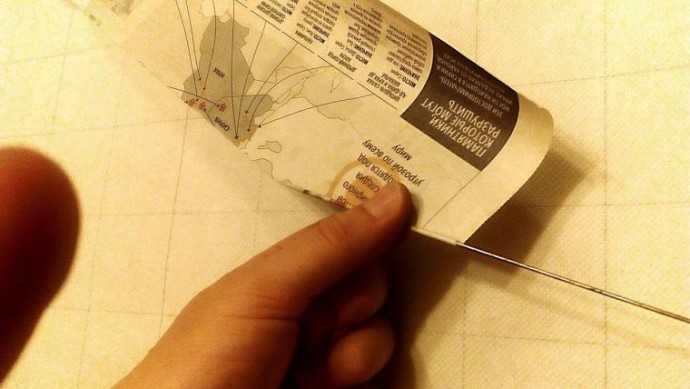 Крутим трубочки из газет