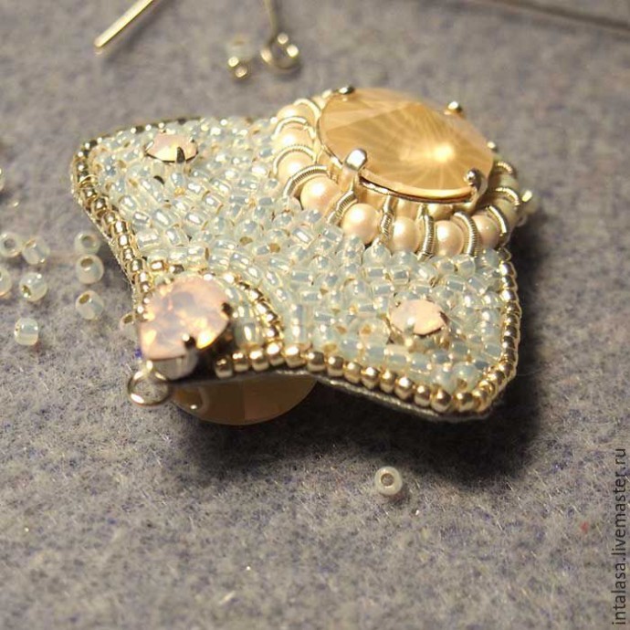 Вышиваем сережки "Лепестки сакуры": часть 2