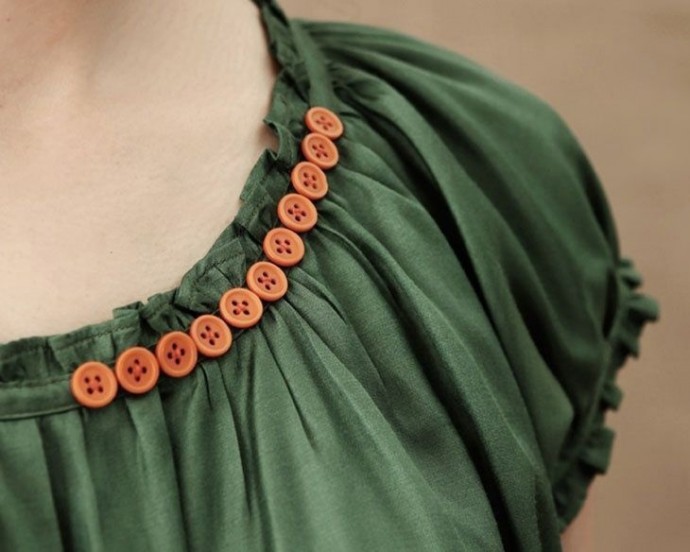 Украшаем одежду пуговицами