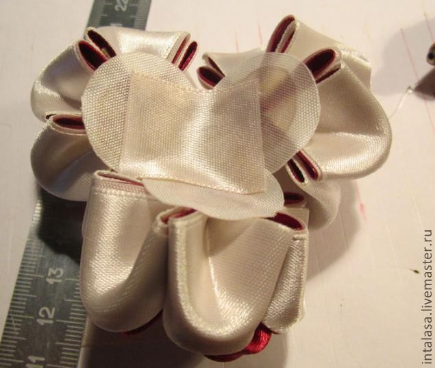 Сборка объемного букета в технике канзаши