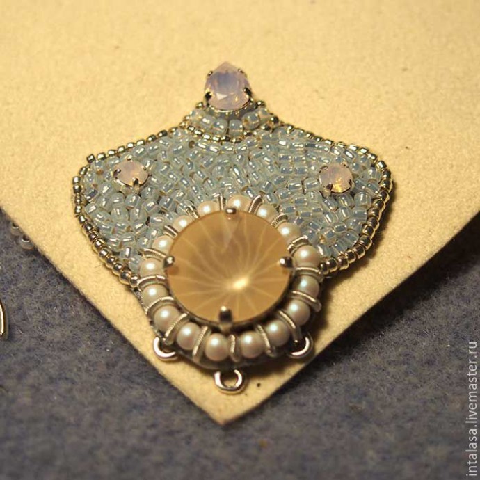 Вышиваем сережки "Лепестки сакуры": часть 2