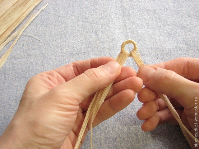 Плетем подставку под горячее из кукурузных листьев: часть 2