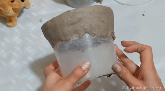 Мастерим сказочный горшок из пластикового ведерка