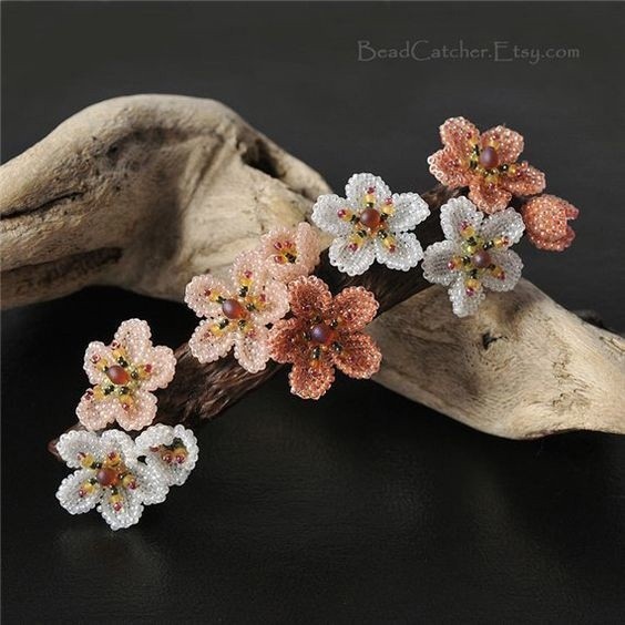 Чудесные украшения из очень простых цветочков