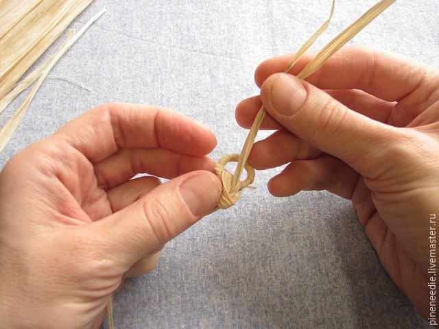 Плетем подставку под горячее из кукурузных листьев: часть 2