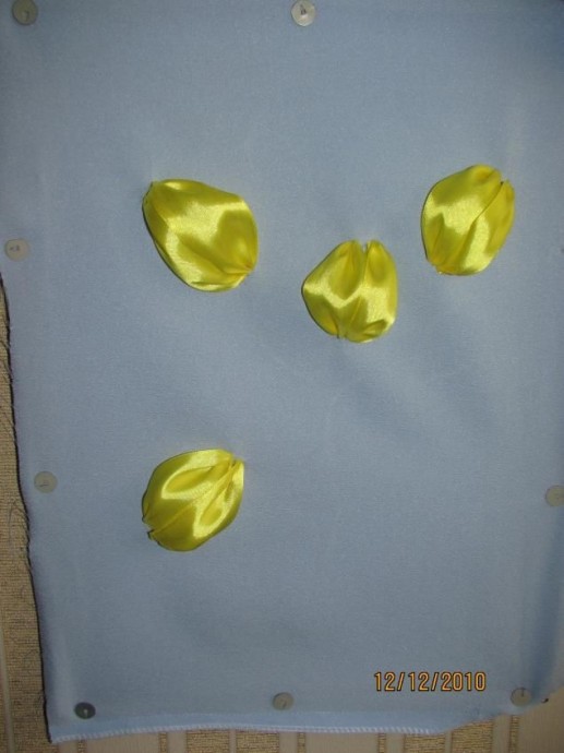 Вышивка лентами: тюльпаны