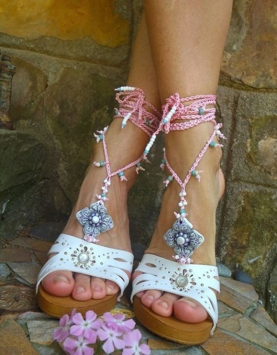 Идеи босоножек, дополненных бисером и бусинами