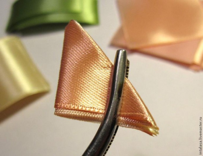 Создаем резиночку для волос в технике канзаши: часть 2