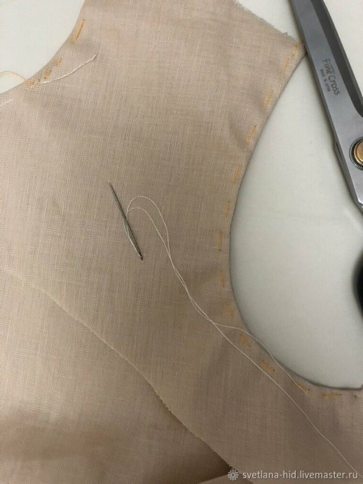 Обрабатываем цельнокроеной обтачкой горловину и пройму блузки: часть 1