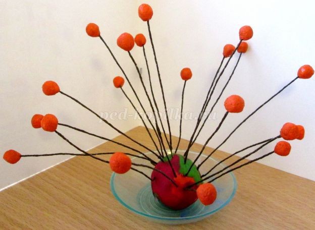 Тарелка с веточкой рябины из опилок: часть 1